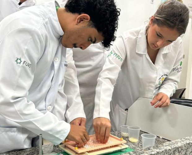 Alunos participam de aula de manipula��o de c�psulas em laborat�rio da Unidade F�tima